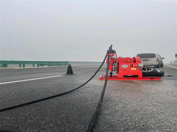 东方马路路基路面开裂下沉注浆加固灌浆